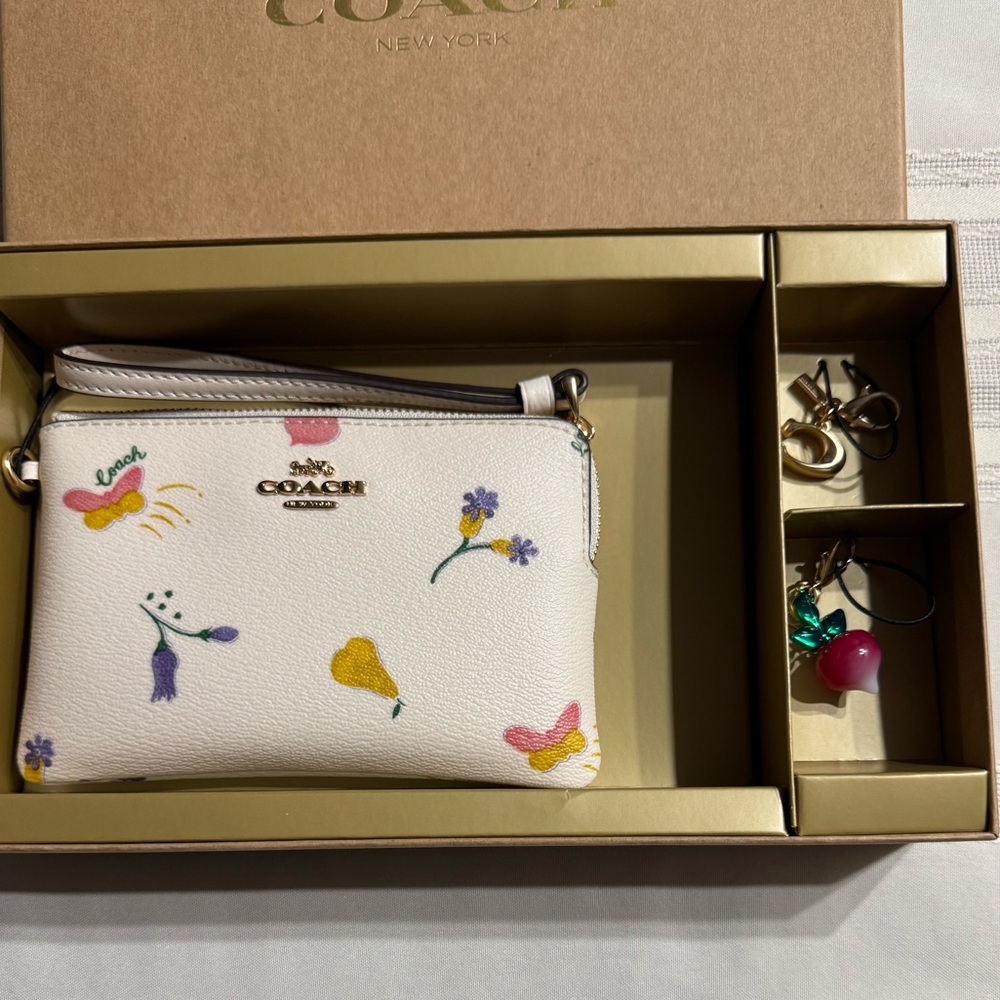 Coach Boxed Corner Zip Wristlet With Dreamy Veggie Print